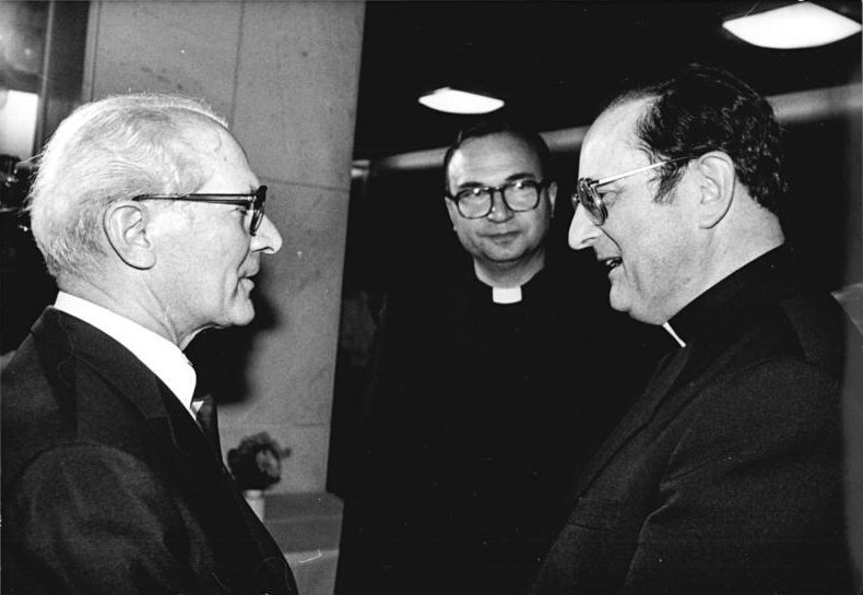 Meisner trifft Honecker: "Als ehemaliger DDR-Bürger habe ich das Allerheiligenfest immer als das große Siegesfest über den so genannten wissenschaftlichen Atheismus erfahren." (Kardinal Meisner am 1.11.09)Foto: Bundesarchiv/Wikipedia